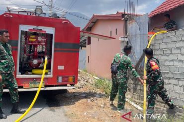 Kodam XXIII/Palaka Wira distribusikan air bersih bagi warga Palu