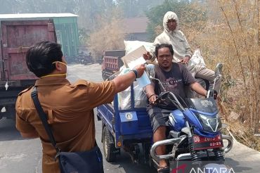 Dinkes Manado bagikan masker warga terdampak kebakaran TPA Sumompo