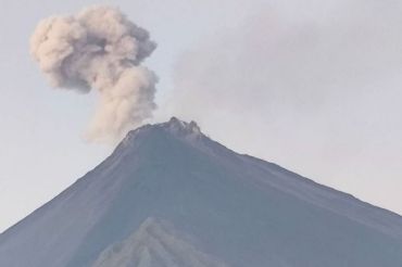 Luncuran lava Gunung Karangetang mengarah ke sejumlah kali