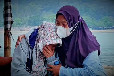 Doa dan tangis ibunda pewarta foto yang hilang di Selat Sunda