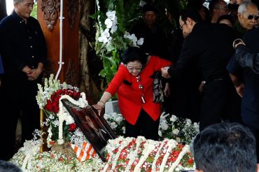 Guruh Soekarnoputra dimakamkan, Megawati tabur bunga di atas pusara