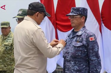 Misi pemadaman selesai, Menhan anugerahkan tanda jasa ke personel JSDF