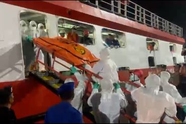 Tim SAR evakuasi tiga korban tewas dari dalam kompartemen kapal Virgo