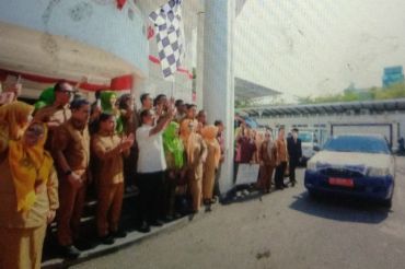 Gubernur Sulsel lepas susu bantuan