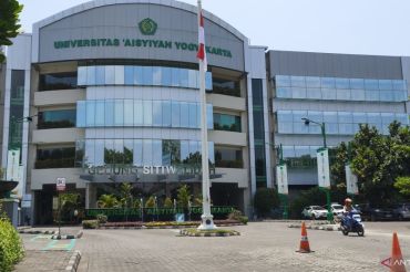 Unisa Yogyakarta membantu biaya kuliah mahasiswa dengan botol plastik