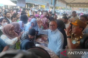 Menko Zulkifli Hasan salurkan bantuan pangan untuk warga Kendari
