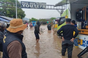 Pemkot Jayapura lakukan penanganan banjir di sejumlah lokasi