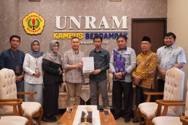 Bank NTB Syariah memberikan beasiswa ke mahasiswa Unram