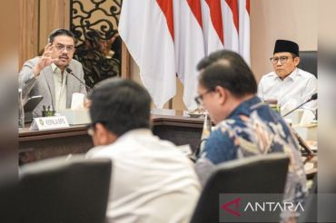 Indonesia strives to shield middle class from economic decline