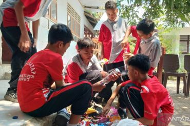 Retail modern edukasi siswa di Minut manfaatkan sampah jadi ecobrick