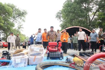 Gubernur Herman Deru beri bantuan peralatan penanggulangan karhutla di OKU Timur