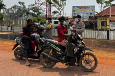 Polsek Jagebob bagikan masker untuk warga Merauke terdampak kabut asap