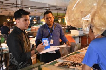BCA-BI mengedukasi pedagang di Batam melalui Program GERAI Pasar QRIS