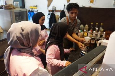 Meracik asa, membuka peluang: Srikandi PLN UIP3B Sumatera berdayakan perempuan disabilitas jadi Barista profesional
