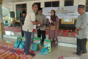 Manajemen PKS Tapung salurkan Zakat ke masyarakat Desa Tandun dan Sungai Kuning