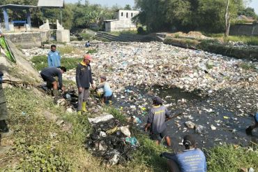 PUPR Mataram mengerahkan 150 personil bersihkan sampah di Kali Unus