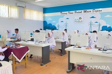 Terangi masa depan generasi bangsa, PLN UIP3B Sumatera raih penghargaan Silver ISDA 2026 berkat Transformasi Pendidikan Digital
