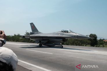 TNI AU uji coba pendaratan pesawat tempur di Tol Paspro
