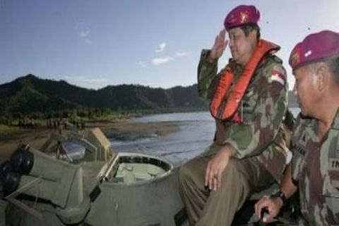 Meninjau Latihan Marinir