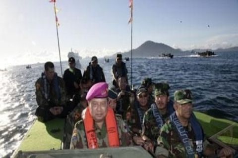 Meninjau Latihan Marinir