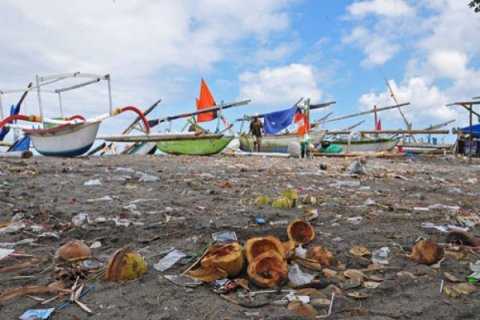 PANTAI PENUH SAMPAH