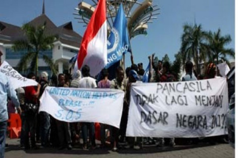 Tuntut Bubarkan FPI