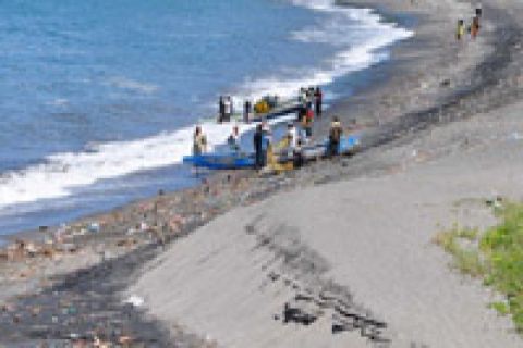 PANTAI PENUH SAMPAH