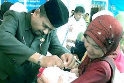 Wakil Bupati Karimun Teteskan Vaksin Polio