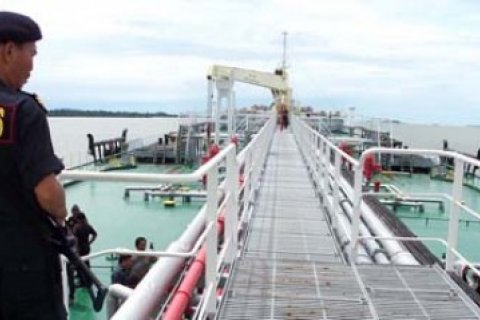 Awasi Kapal "Kencing Minyak"