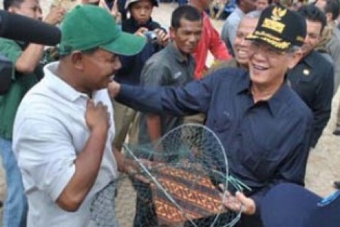 Gubernur Kepri Serahkan Bubu Ketam dan Kapal