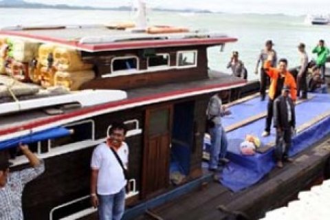 Kapal Distribusikan Logistik Pilkada Karimun