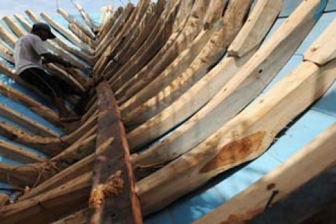 BUAT PERAHU PHINISI
