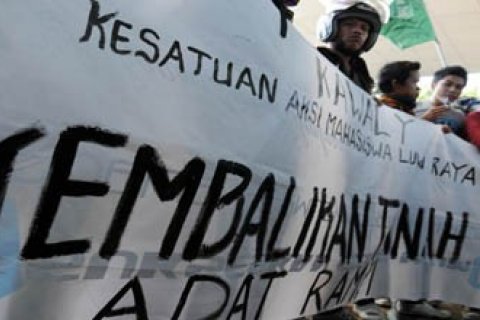 DEMO TANAH ADAT