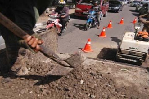 PERBAIKI JALAN RUSAK