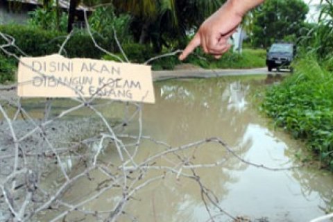 Jalan Penghubung Kantor Bupati ke DPRD Rusak