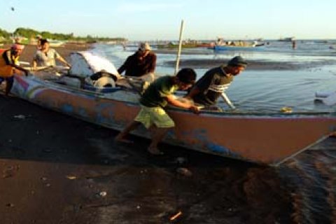 DORONG PERAHU