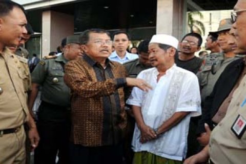 TINJAU KORBAN PASAR TERBAKAR
