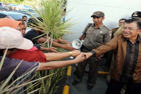 TINJAU KORBAN PASAR TERBAKAR