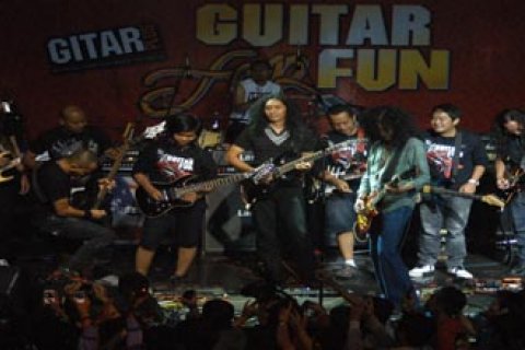 KONSER GITARIS