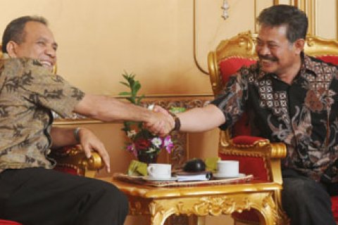 MENDAMAIKAN DUA KELOMPOK