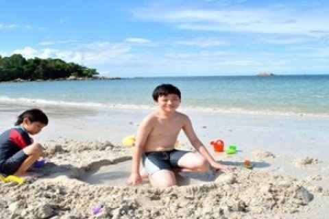Bermain di Pantai Lagoi