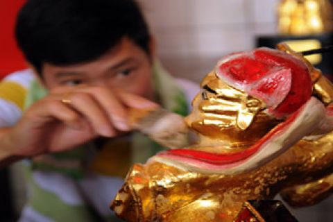 PENCUCIAN PATUNG DEWA
