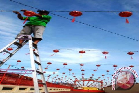 Pasang Lampion Klenteng