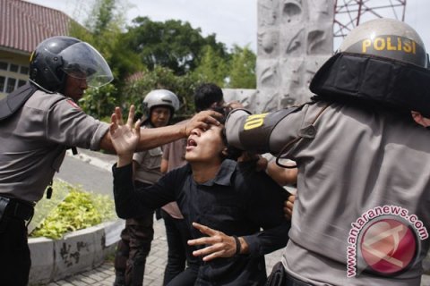 Amankan pengunjuk rasa