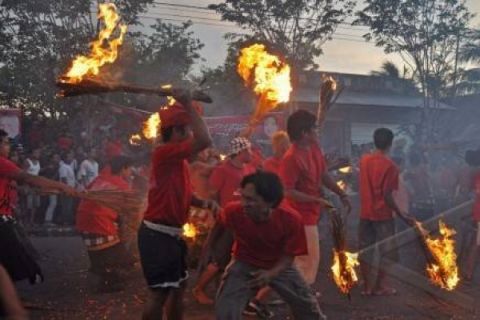 TRADISI PERANG API