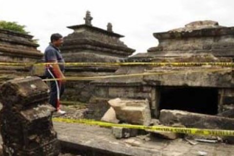 MAKAM SULTAN HASANUDDIN DIRUSAK
