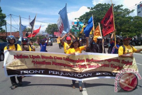 Unjuk Rasa Buruh Minta Naikkan Upah