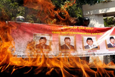 DEMO KORUPSI BANSOS