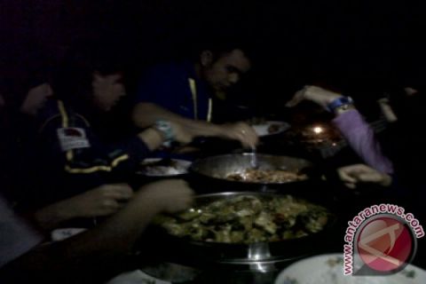 Makan malam di ruangan gelap 