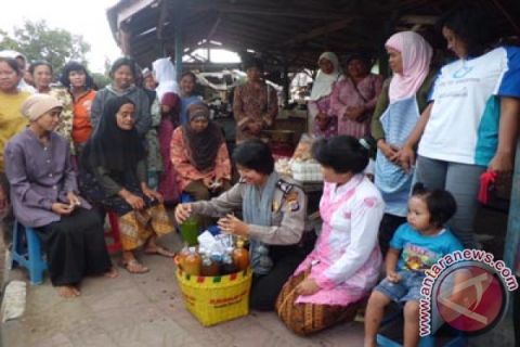 Polwan jualan jamu gendong